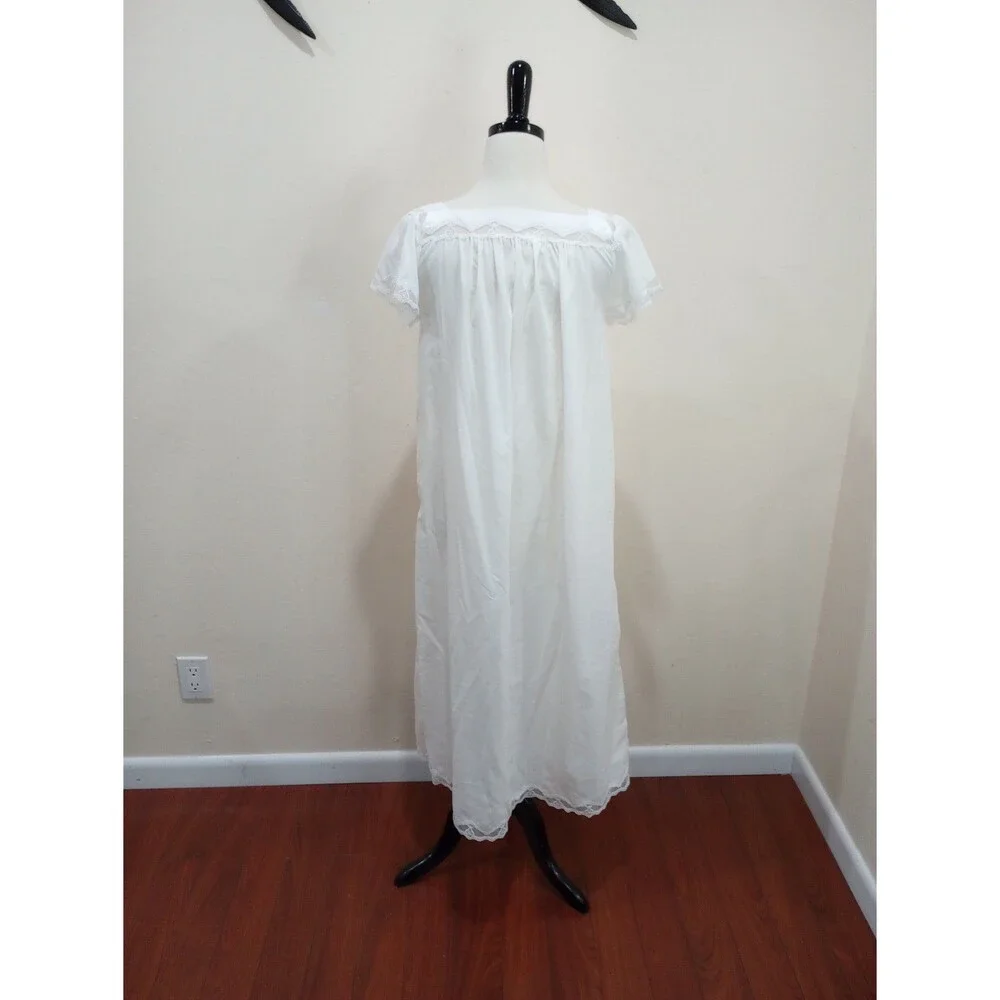 Vintage Barbizon White Embroidered Floral and Lace Nightgown - M - Picture 3 of 8